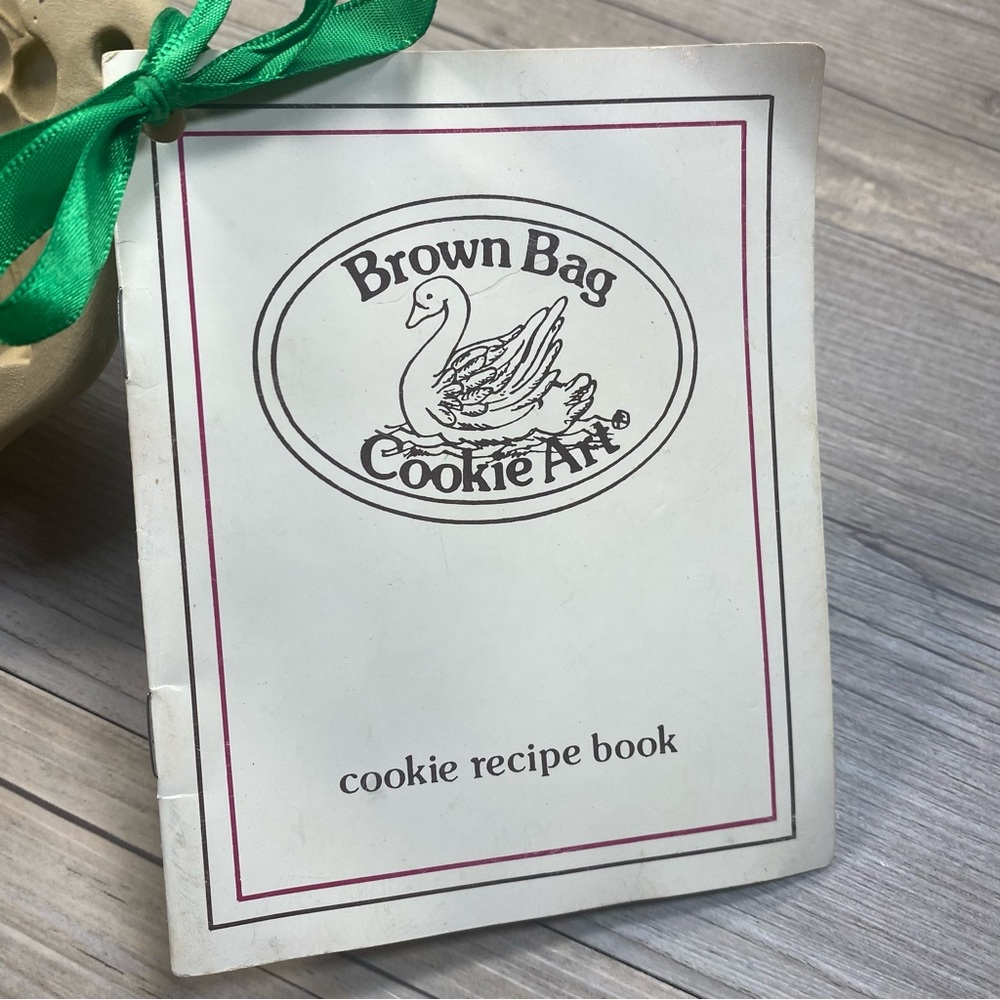 Vintage Brown Bag Cookie Art, (2) Christmas cookie molds with Instructions. - Picture 9 of 9